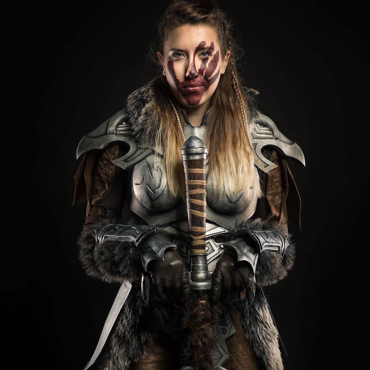 Воительница в резных нордических доспехах от Lynar Cosplay